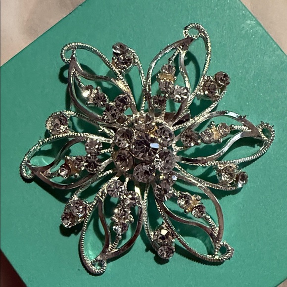 Jewelry - Flower brooch with faux diamonds